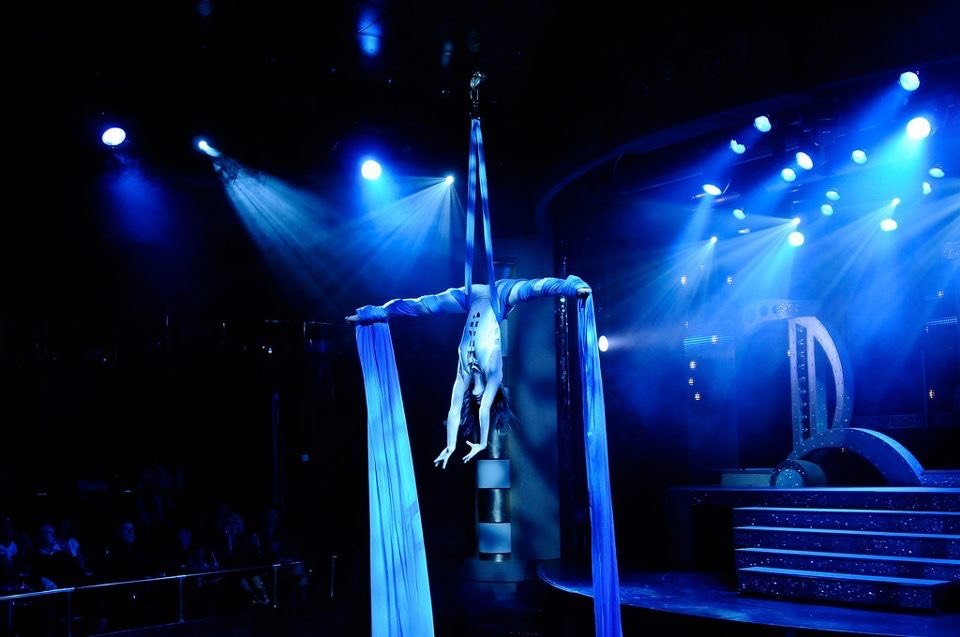Aerial acts performer on freestanding rig at a Las Vegas event